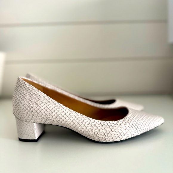 Calvin Klein Genoveva Pumps - Picture 1 of 3